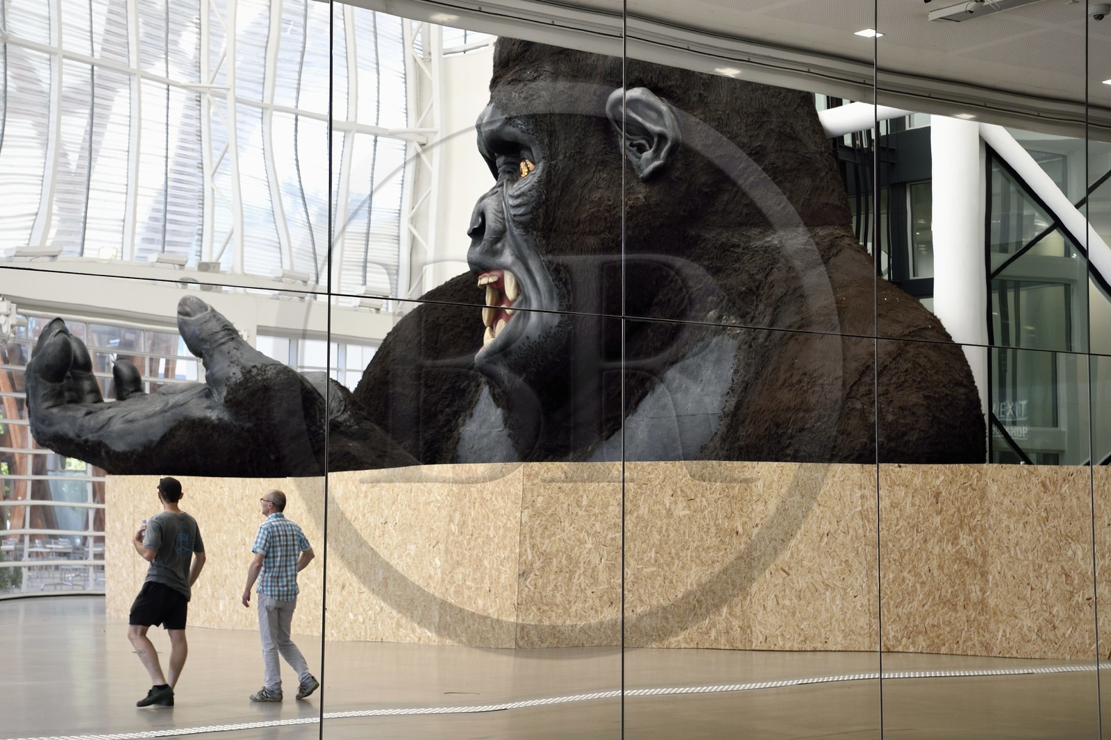 France, Moselle (57), Metz, quartier de l'Amphithéatre, le Centre Pompidou-Metz, centre d'art conçus par les architectes Shigeru Ban et Jean de Gastines, King Kong élément de décor de l'Opéra national de Paris par Malgorzata Szczesniak