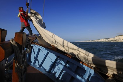 France, Seine-Maritime (76), Pays de Caux, Côte d'Albâtre, sortie en mer à bord du vieux gréement la Tante Fine au large des falaises de Fécamp