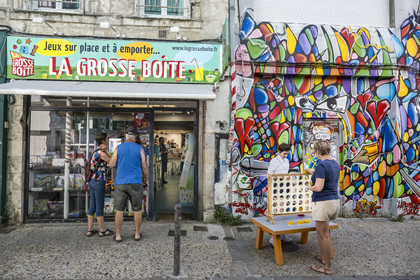France, Charente-Maritime (17), La Rochelle, magasin de jeux et street art dans la rue Saint Nicolas dans l'ancien quartier des pecheurs