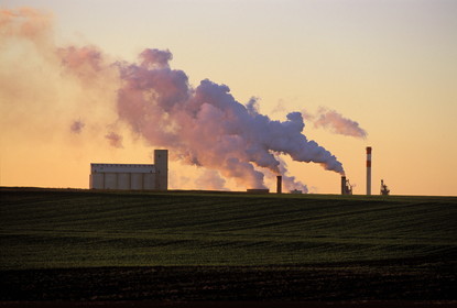 France, Ardennes (08), fumées d'usines à la campagne