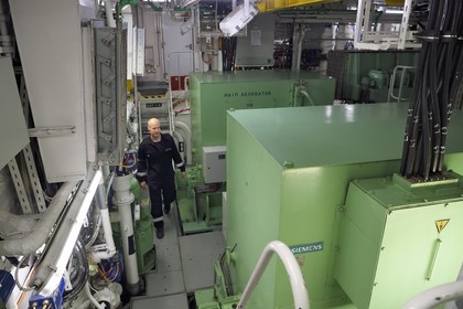 Groenland, cote Nord-Ouest, Baffin Bay, bateau de croisière MS Fram de la compagnie Hurtigruten, ingénieur en chef Jan Robin dans la salle des machines