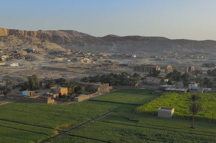 Egypte, Haute Egypte, vallée du Nil, environs de Louxor, nécropole thébaine classée Patrimoine Mondial de l'UNESCO, Thèbes Ouest, temple de Ramesseum (vue aérienne)