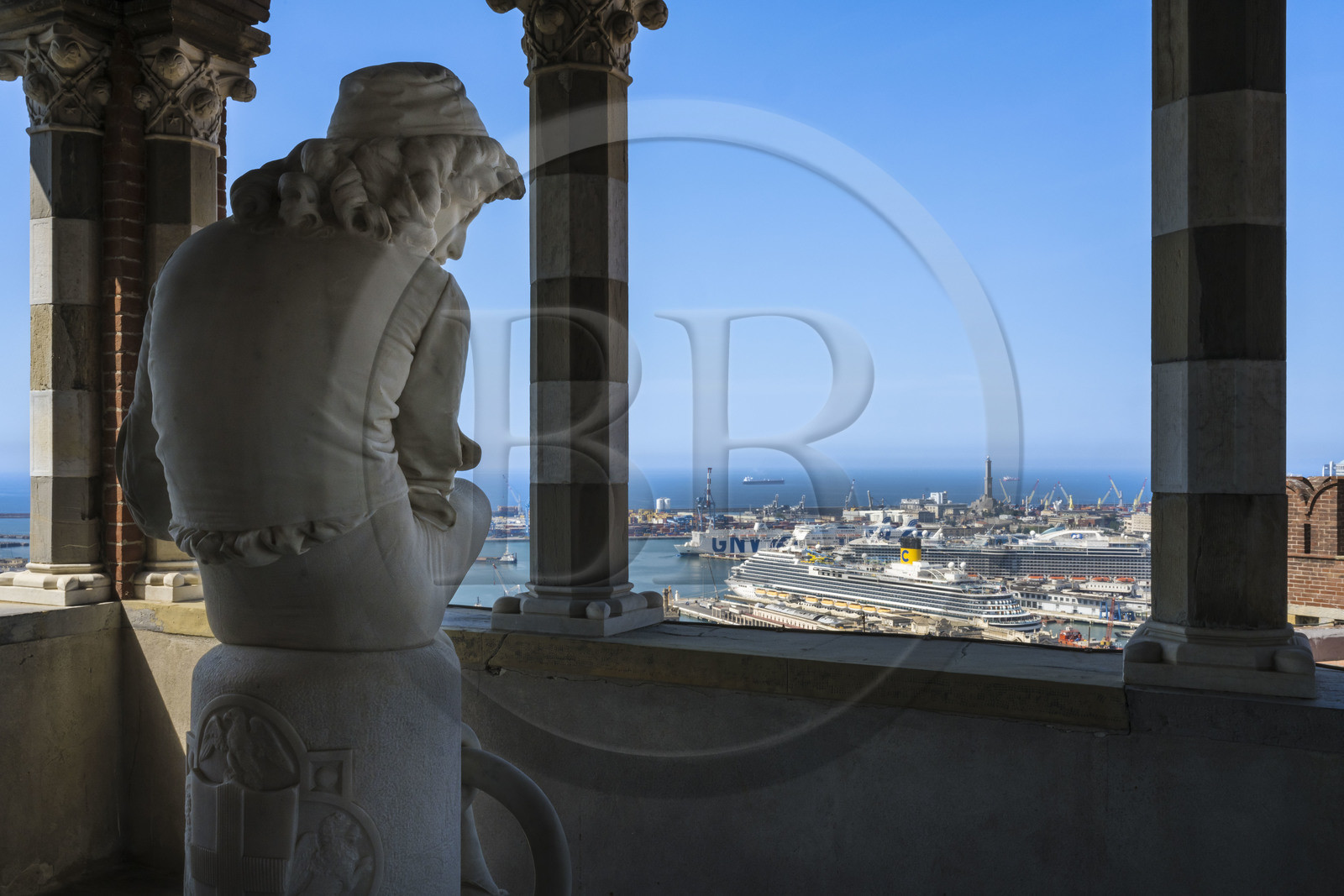 Italie, Ligurie, Gênes, Castello d'Albertis Museo delle Culture del Mondo, chateau de Enrico Alberto D'Albertis, explorateur, navigateur et écrivain voyageur génois (1846-1932), loggia avec la statue du jeune Christophe Colomb qui regarde le port