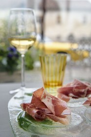 Italie, Emilie-Romagne, Polesine Zibello aux environs de Parme, Antica Corte Pallavicina, culatello, traditionnel jambon de Parme