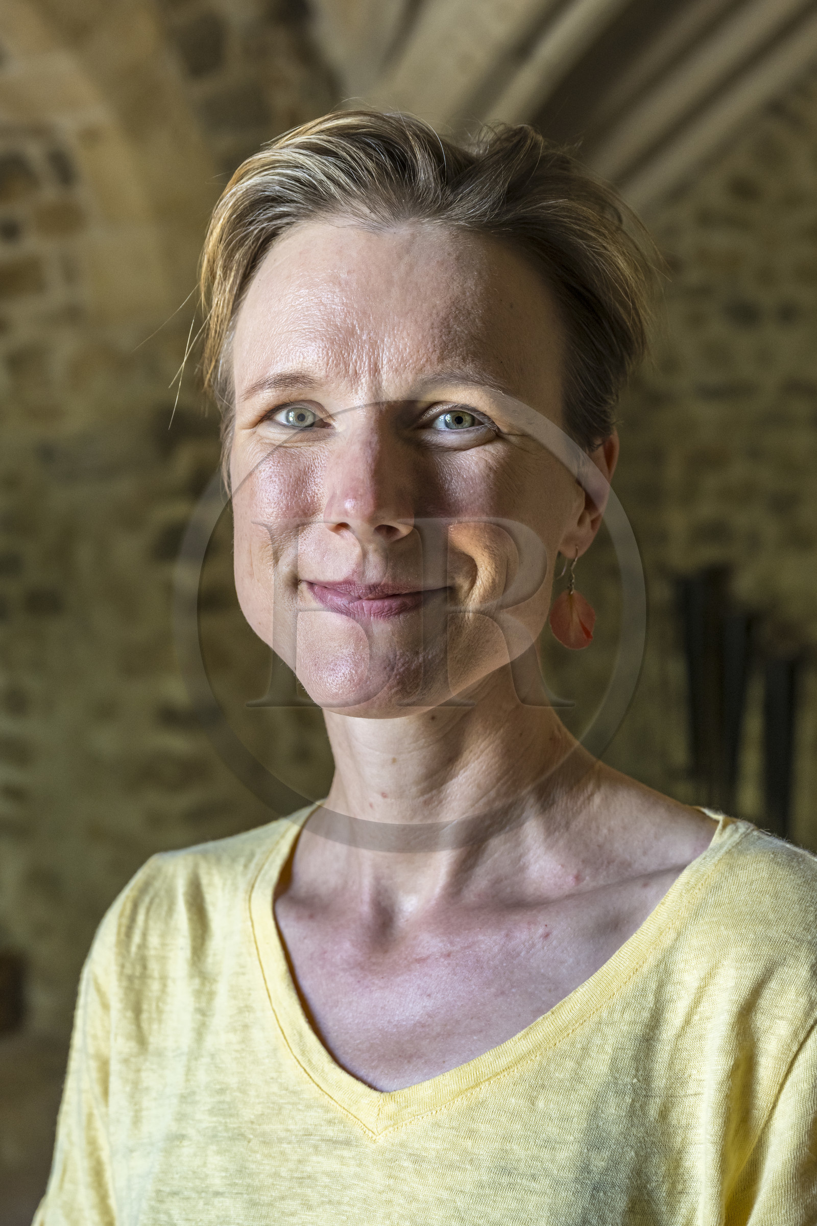 France, Var (83), Provence Verte, Bras, Académie du Bain de Forêt Provençale, forêt du domaine Le Peyrourier - une campagne en Provence, Constanze Coisne guide le Shinrin Yoku