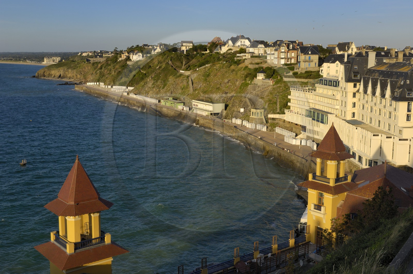 France, Manche (50), Granville, la plage et la promenade du Plat Gousset, au premier plan les tours du casino
