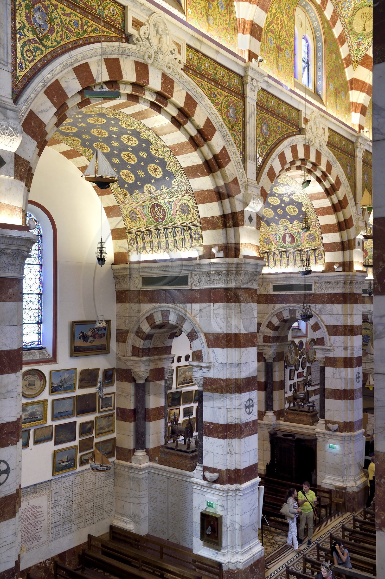 France, Bouches-du-Rhône (13), Marseille, basilique Notre-Dame de la Garde, l’église supérieure éclairée par des baies est richement décorée de marbres polychromes et de mosaïques