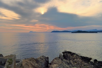 France, Var (83), Iles d'Hyères, parc national de Port Cros, Ile de Porquerolles, vue depuis le Fort du Petit Langoustier sur le phare du Grand-Ribaud et la Presqu'Ile de Giens