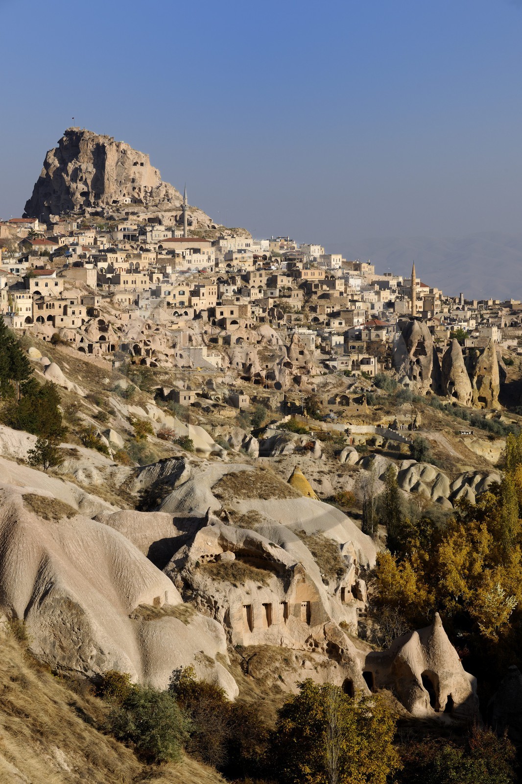 Turquie, Anatolie Centrale, province de Nevsehir, Cappadoce classée Patrimoine Mondial de l'UNESCO, le village troglodytique d'Uçhisar et la vallée des Pigeonniers