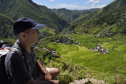 Philippines, province d'Ifugao, randonneur surplombant les rizières en terrasses de Banaue autour du village de Batad, classées Patrimoine Mondial de l'UNESCO