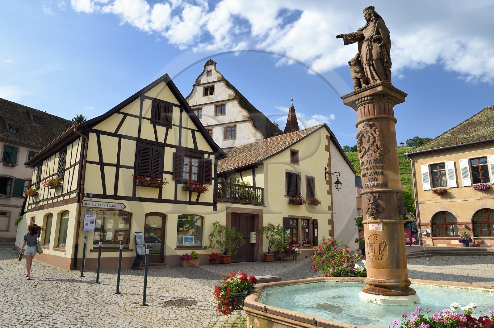 France, Bas-Rhin (67), Route des vins d'Alsace, Andlau, statue de Sainte-Richarde avec la déesse ourse en grès sur la fontaine du XIXe siècle