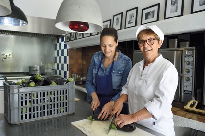 France, Vaucluse (84), Parc Naturel Regional du Luberon, Cadenet (Lourmarin), Auberge La Fenière 1 étoile Michelin, la chef étoilée Reine Sammut et sa fille Nadia