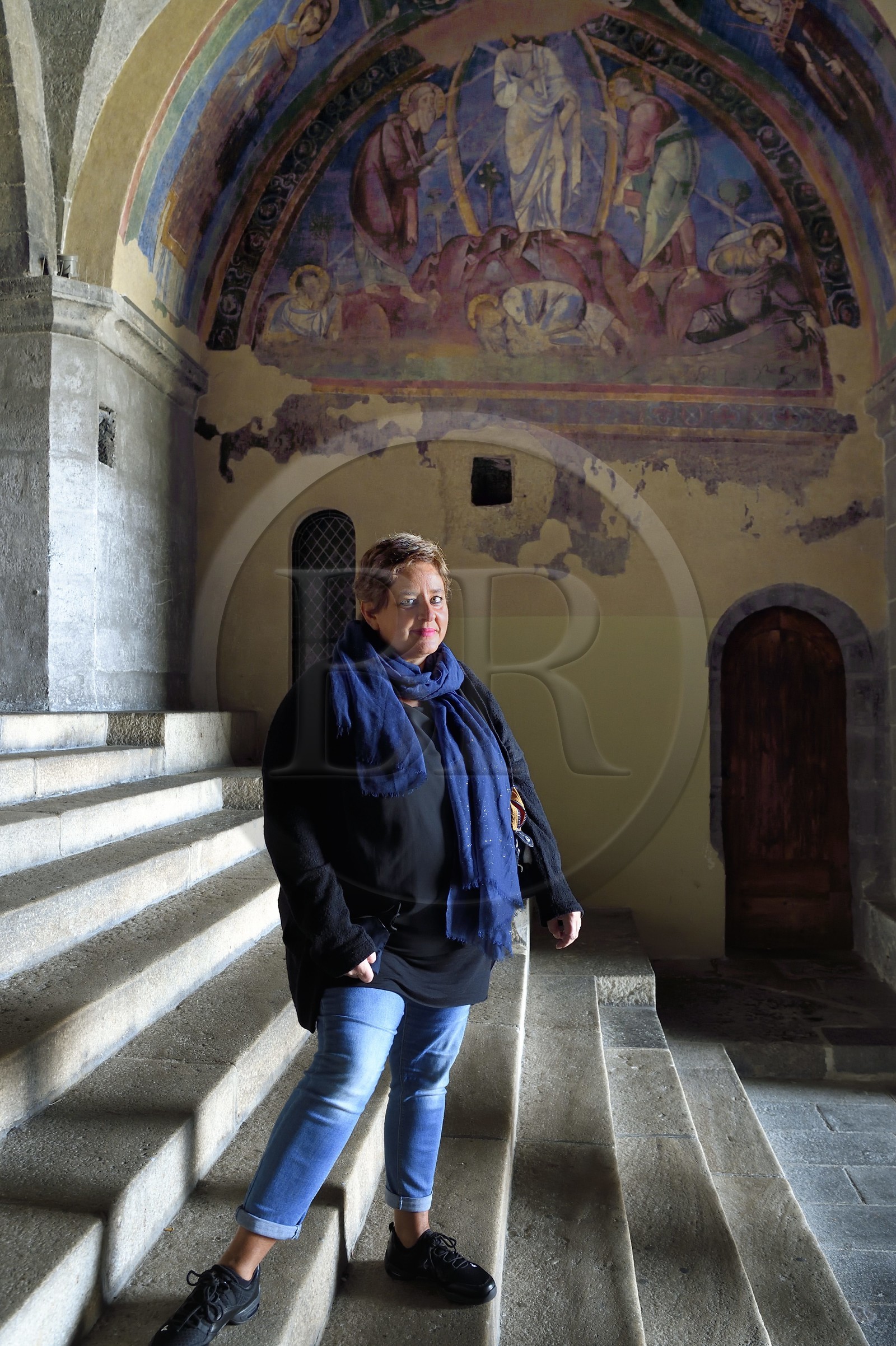 France, Haute-Loire (43), Le Puy-en-Velay, la cathédrale Notre-Dame-de-l'Annonciation du XIIe siècle classée Patrimoine Mondial de l'UNESCO, Annalisa Odoardi, restauratrice d’œuvres d'art qui oeuvre sur les chantiers de la catnédrale devant la chapelle latérale souterraine Saint-Martin sous le porche