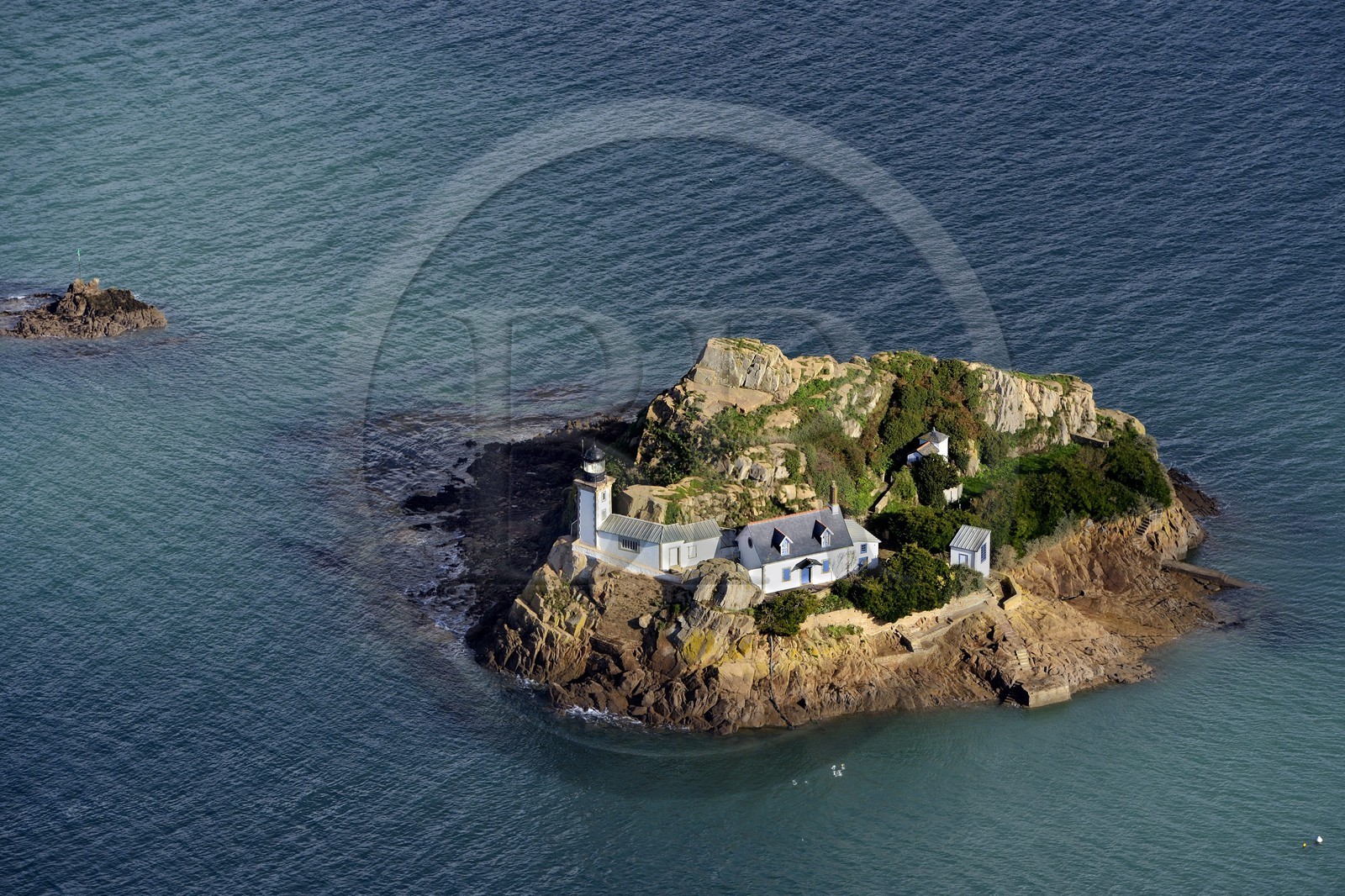 France, Finistère (29), baie de Morlaix, Carantec,  maison-phare de l'Ile Louet (aussi une maison d'hôtes en saison estivale) (vue aérienne)