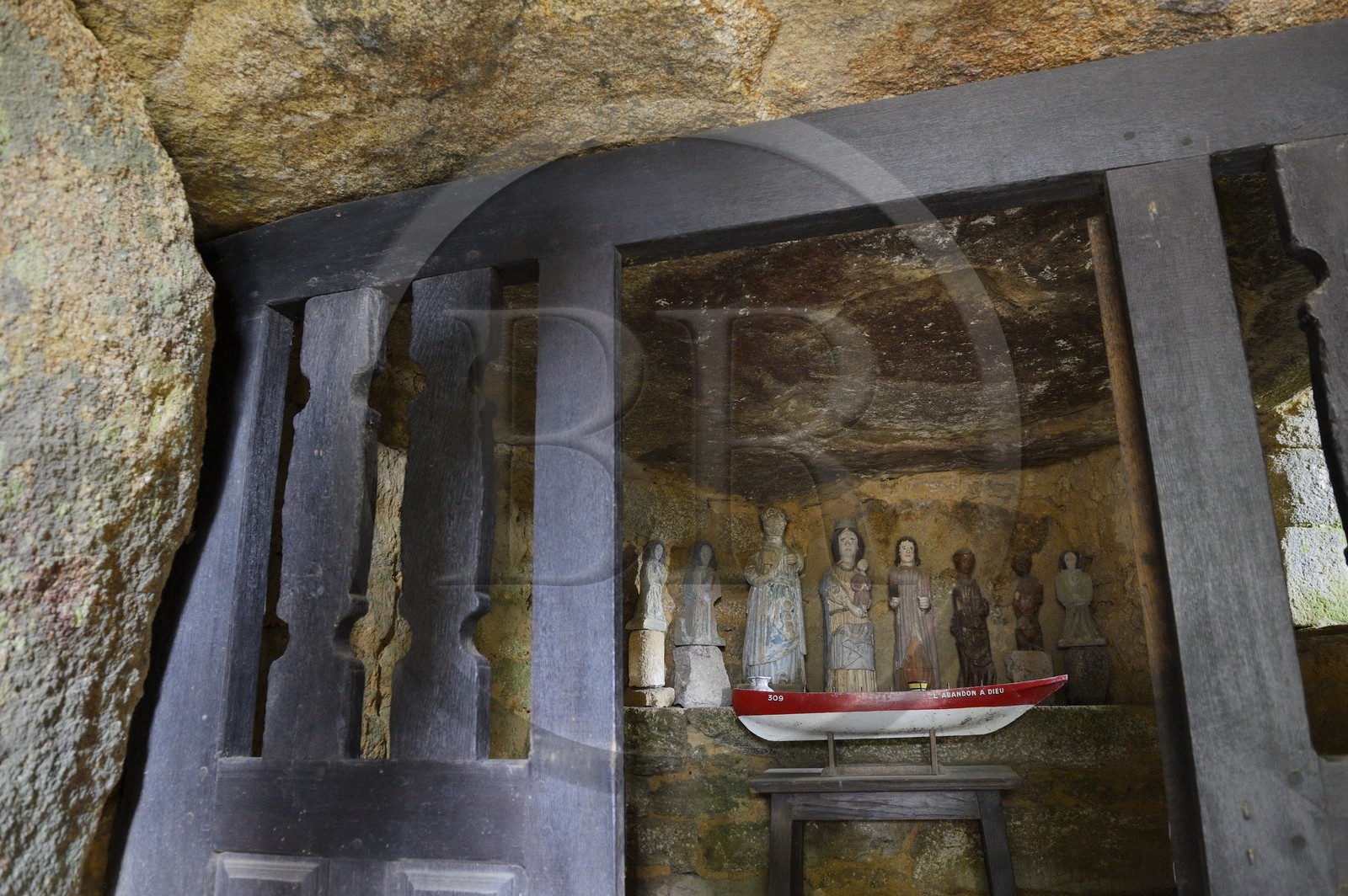 France, Côtes-d'Armor (22), Vieux-Marché, la chapelle des Sept-Saints consacrée aux Sept Dormants d'Éphèse, la crypte-dolmen du Stivel qui aurait été christianisée dès le VIème siècle, anciennes statues des sept Saints d'Éphèse