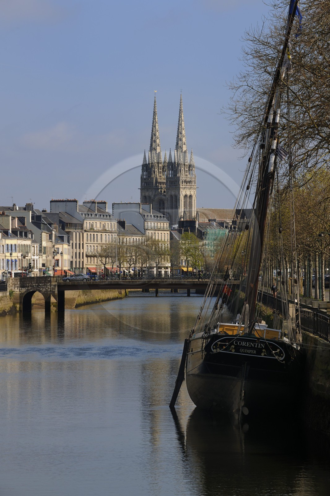 France, Finistère (29), Quimper, les rives de l'Odet et la cathédrale Saint-Corentin France, Finistère (29), Quimper, les rives de l'Odet et la cathédrale Saint-Corentin