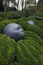 France, Seine-Maritime (76), Pays de Caux, Côte d'Albâtre, Etretat, Les Jardins d'Etretat de Alexander Grivko, les têtes géantes et rondes de Samuel Salcedo
