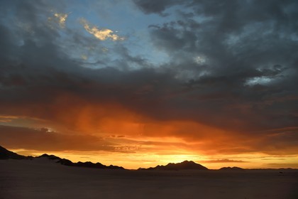 Namibie, région de Hardap, désert du Namib à l'Est du parc national Namib Naukluft vers Sossusvlei, embrasement du ciel au coucher de soleil