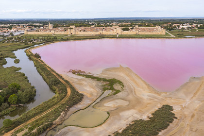 France, Gard (30), Aigues-Mortes, la ville médiévale entourée par ses remparts en bordure des marais salants (Salins du Midi) (vue aérienne)