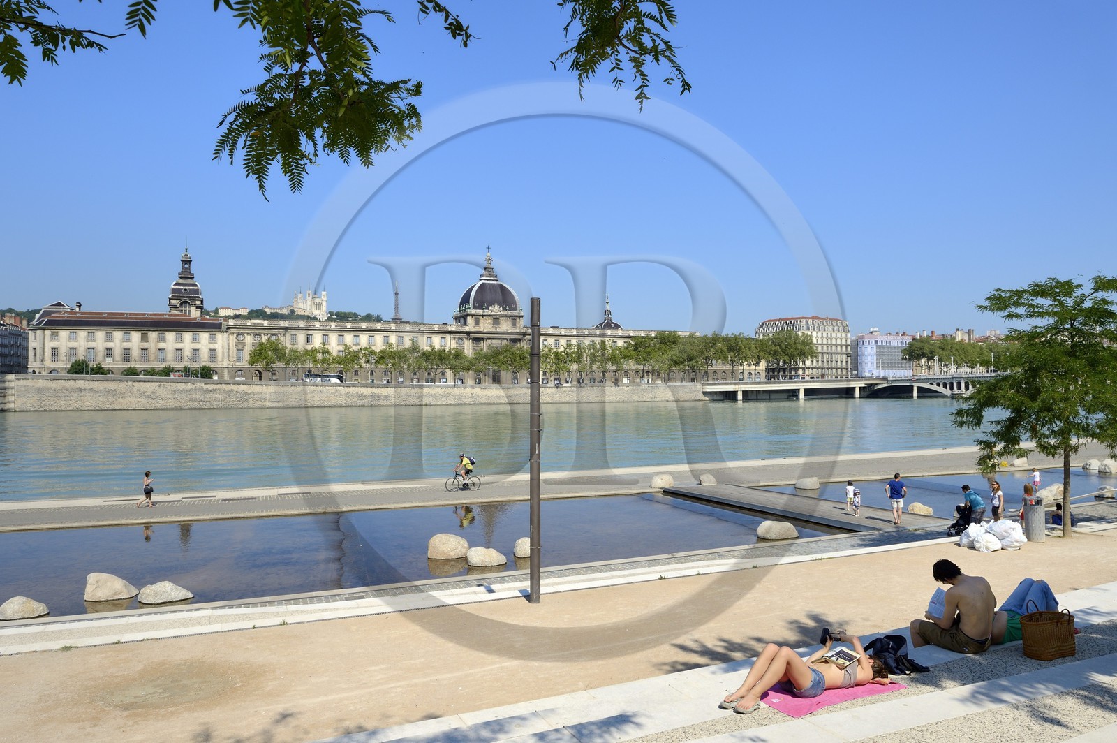 France, Rhône (69), Lyon, les berges du Rhône, le quai Victor Augagneur en premier plan, l'hôpital de l'Hôtel Dieu et la Basilique Notre Dame de Fourvière, site historique classé Patrimoine Mondial de l'UNESCO, en arrière plan