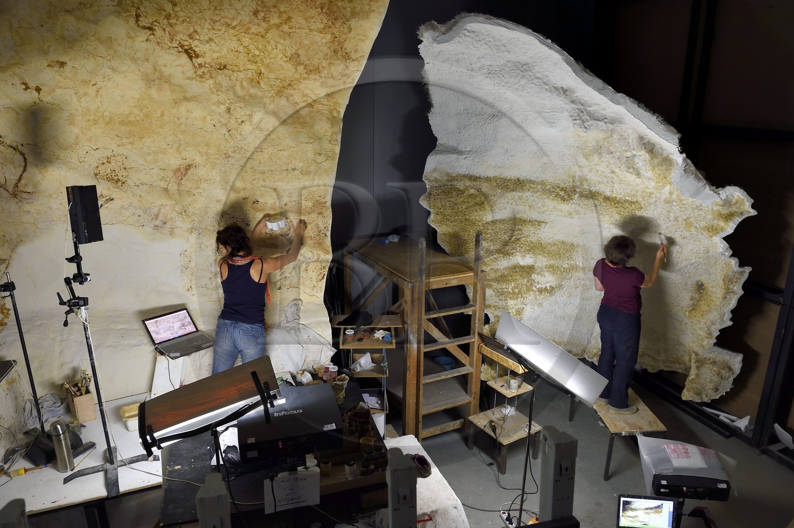 France, Dordogne, Montignac, the Atelier des Fac-Similés du Périgord (Perigord's Facsimile Workshop AFSP) specialised in mineral reproduction of prehistoric painted walls using “stone veil” patented technique and in charge of the Lascaux cave’s walls faithfull reconstitution, reproductions of the paintings, compulsory mention Atelier des Fac-Similés du Perigord France, Dordogne, Montignac, the Atelier des Fac-Similés du Périgord (Perigord's Facsimile Workshop AFSP) specialised in mineral reproduction of prehistoric painted walls using “stone veil” patented technique and in charge of the Lascaux cave’s walls faithfull reconstitution, reproductions of the paintings, compulsory mention Atelier des Fac-Similés du Perigord