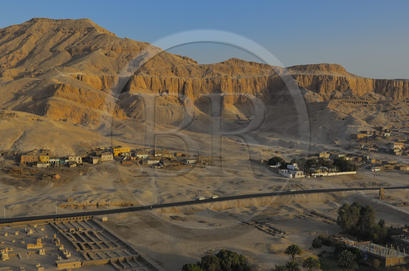 Egypte, Haute Egypte, vallée du Nil, environs de Louxor, Thèbes Ouest, nécropole thébaine, vieux village de Gournah au pied des Tombes des Nobles (vue aérienne)