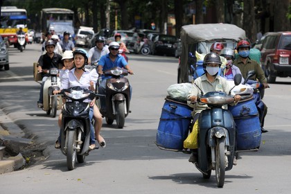 Vietnam, Hanoï, circulation en moto dans la vieille ville