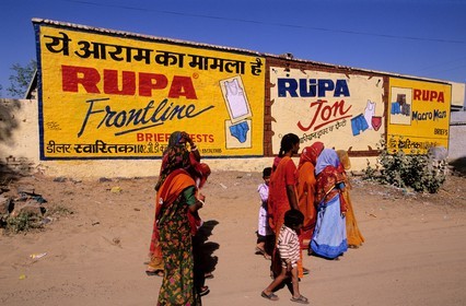 Inde, état du Rajasthan, ville de Mandawa, affiches publicitaires