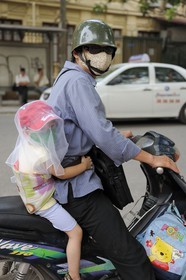 Vietnam, Hanoï, circulation en moto dans la vieille ville, protection contre la pollution