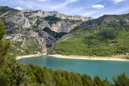 France, Alpes-de-Haute-Provence (04), parc naturel régional du Verdon, lac de Sainte-Croix et le pont de Galetas à l'entrée des Gorges du Verdon