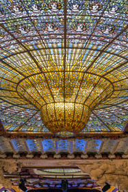 Espagne, Catalogne, Barcelone, Palau de la Musica Catalana (palais de la musique catalane), salle de concert dessinée par l'architecte du modernisme catalan Lluis Domènech i Montaner, site classé au Patrimoine Mondial de l'UNESCO, grande verrière, coupole de vitraux oeuvre de Antoni Rigalt i Blanch