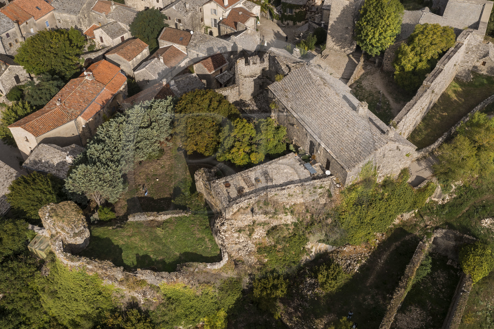 France, Aveyron (12), Causses et les Cévennes, paysage culturel de l'agro-pastoralisme méditerranéen, classés Patrimoine Mondial de l'UNESCO, La Couvertoirade, labellisé Les Plus Beaux Villages de France, village fortifié sur le plateau du Larzac, le chateau construit par les Templiers (vue aérienne)