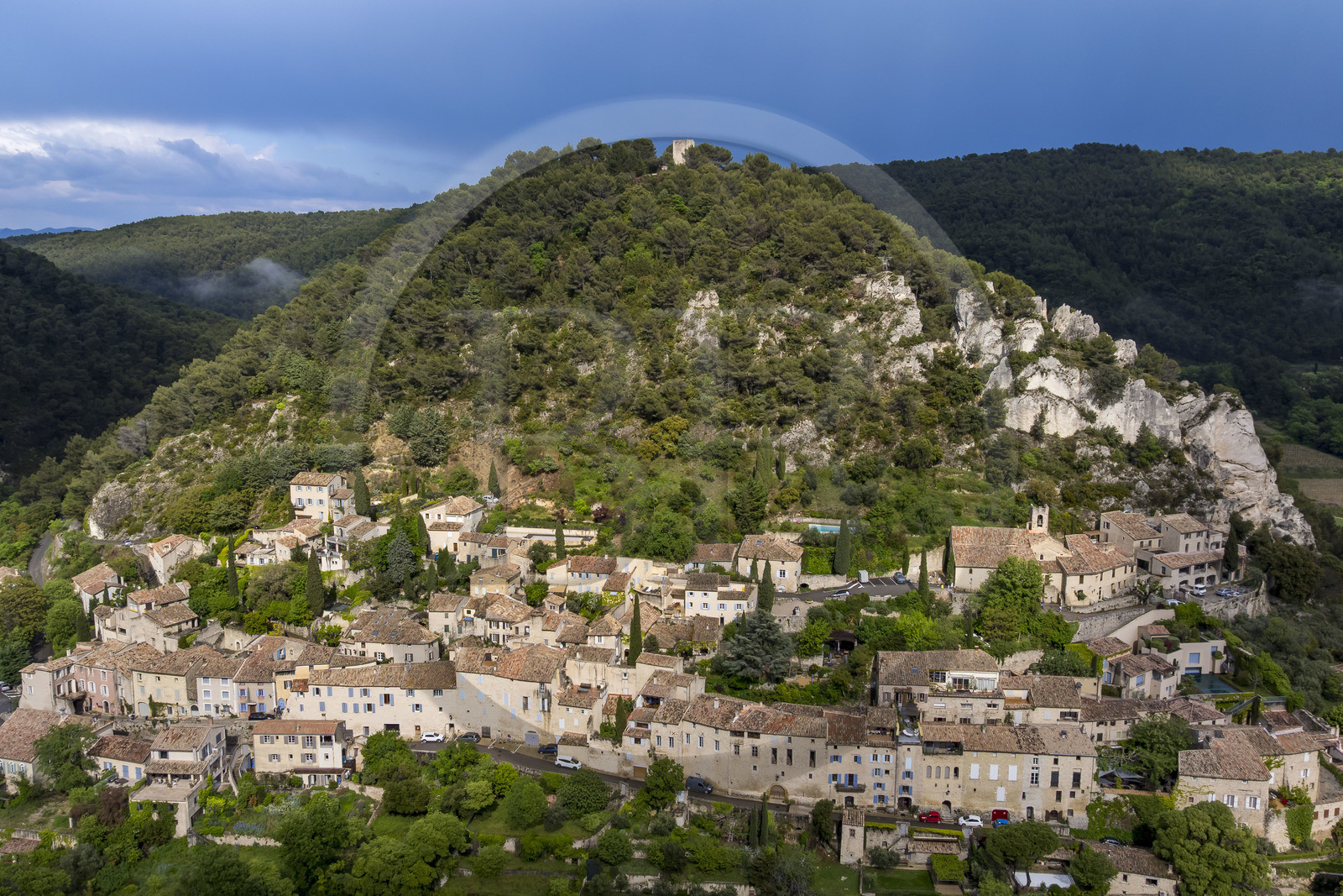 France, Vaucluse (84), Dentelles de Montmirail, le village médiéval de Séguret, labellisé Les Plus Beaux Villages de France (vue aérienne) France, Vaucluse (84), Dentelles de Montmirail, le village médiéval de Séguret, labellisé Les Plus Beaux Villages de France (vue aérienne)