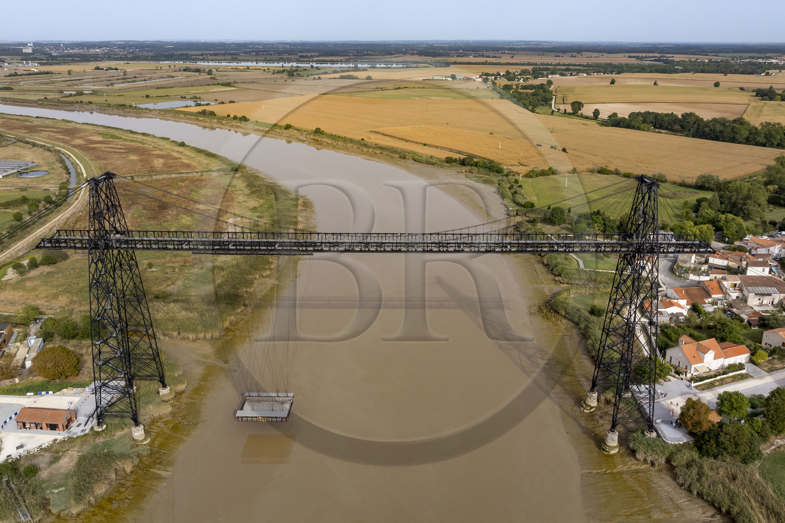 France, Charente-Maritime (17),  Rochefort, le pont transbordeur de Rochefort (ou Martrou) construit par Ferdinand Arnodin en 1900, la nacelle est en translation au dessus du fleuve Charente (vue aérienne)