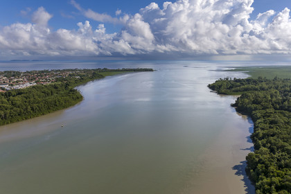 France, Guyane, Kourou, estuaire du fleuve Kourou, la ville à gauche et les Iles du Salut en arière plan (vue aérienne)