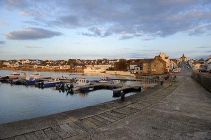 Royaume-Uni, Ecosse, Hébrides intérieures, Ile de Islay, Bowmore, le port et la rue principale aboutissant à l'église ronde qui a été construit dans une forme circulaire pour empêcher le diable de se cacher dans un coin
