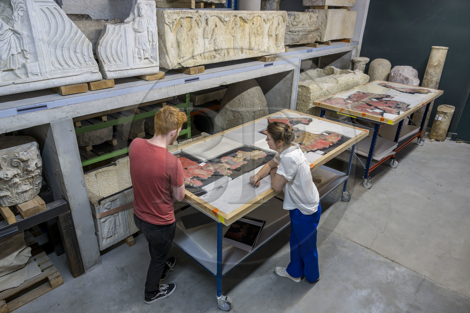 France, Bouches-du-Rhône (13), Arles, musée départemental Arles antique, dans les réserves du musée, issu des fouilles des ruines de la maison de la harpiste (entre 70 et 50 av. J.-C.) dans le site de l'ancienne verrerie de Trinquetaille sur la rive droite du Rhone, assemblage de fragments de la peinture murale à fresque adoptant du rouge vermillon avec le pigment le Cinabre le plus couteux du monde romain, la figure d’une harpiste qui a donnée son nom à la villa