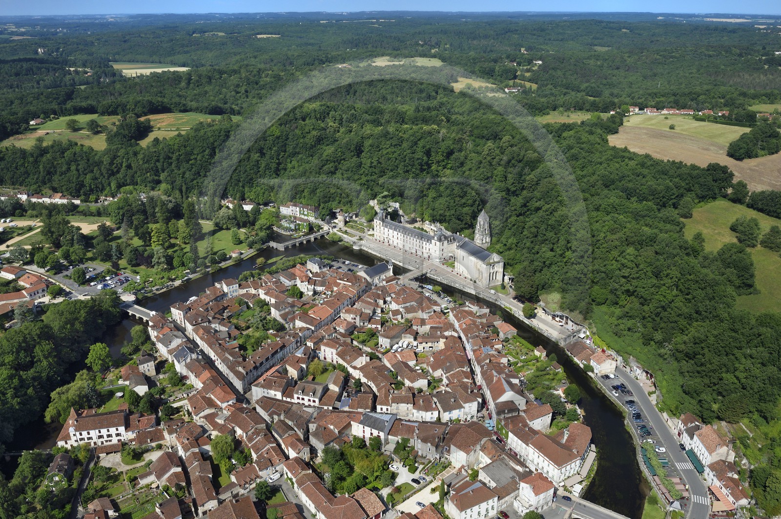 France, Dordogne (24), Brantôme, l'abbaye bénédictine Saint-Pierre en bordure de la Dronne et le village (vue aérienne) France, Dordogne (24), Brantôme, l'abbaye bénédictine Saint-Pierre en bordure de la Dronne et le village (vue aérienne)