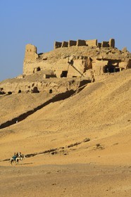 Egypte, Haute Egypte, Nubie, vallée du Nil, Assouan, les tombes des Nobles sur la rive ouest et cavaliers chevauchant leurs dromadaires