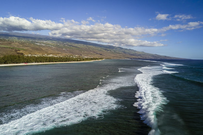 France, île de la Réunion, la Cote Ouest, plage du lagon de Saint-Gilles-Les-Bains à l'Ermitage-les-Bains, la limite Est du lagon (vue aérienne)