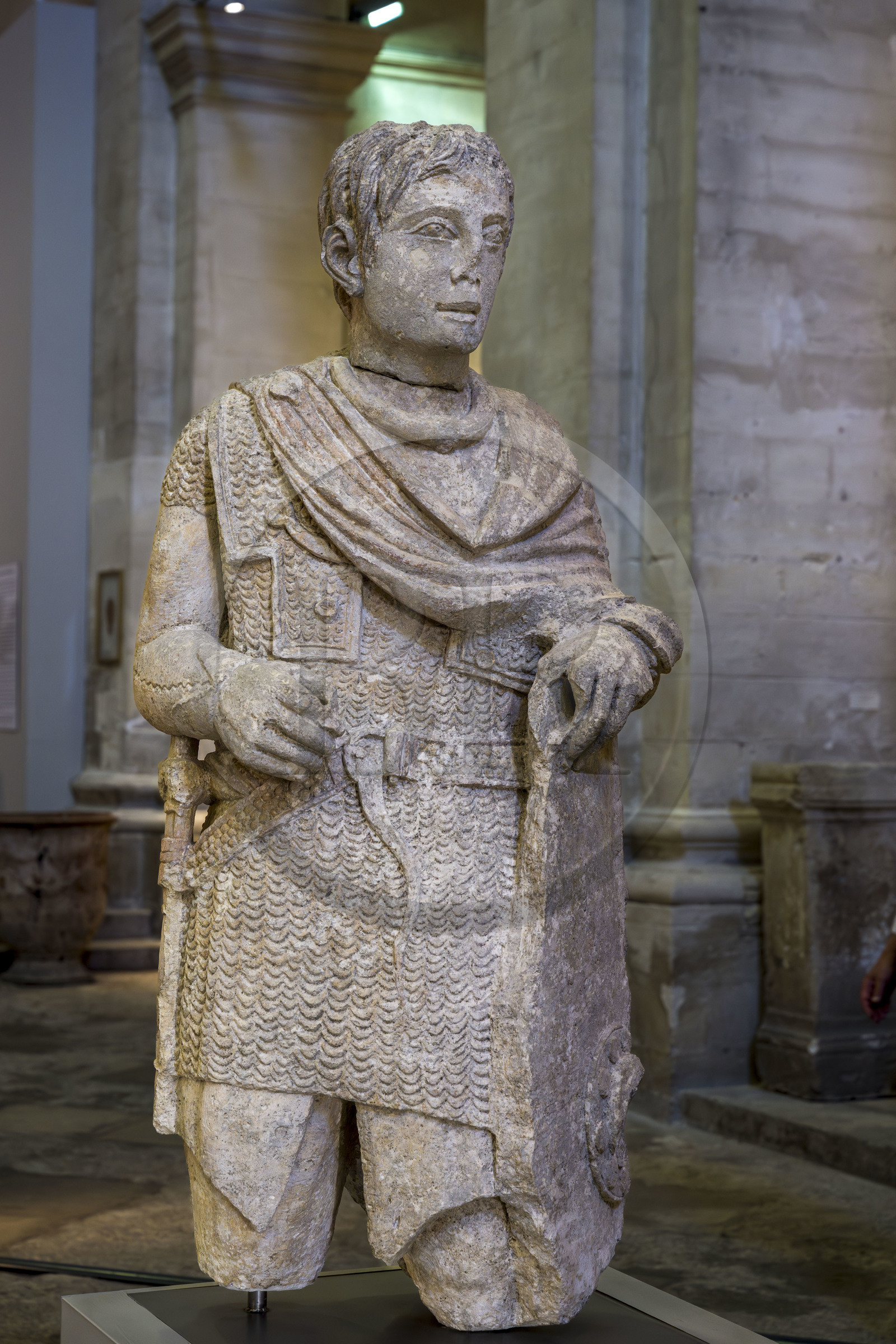 France, Vaucluse (84), Avignon, Musée Lapidaire installé dans une ancienne chapelle du collège des jésuites, collections archéologiques du musée Calvet, statue fragmentaire de guerrier, oeuvre funéraire pour un notable indigène ayant fait carrière dans l'armée romaine comme auxiliaire datant de la deuxième moitié du Ier siècle av. J.-C. France, Vaucluse (84), Avignon, Musée Lapidaire installé dans une ancienne chapelle du collège des jésuites, collections archéologiques du musée Calvet, statue fragmentaire de guerrier, oeuvre funéraire pour un notable indigène ayant fait carrière dans l'armée romaine comme auxiliaire datant de la deuxième moitié du Ier siècle av. J.-C.