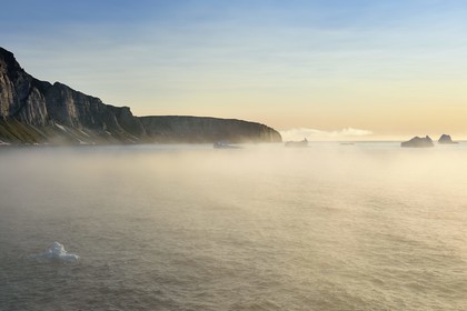 Groenland, cote Nord-Ouest, Murchison sund au nord de Baffin Bay, les falaises vertigineuses de Hakluyt Island au large de la cote ouest de Kiatak (Northumberland Island)