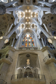 Espagne, Catalogne, Barcelone, quartier de l'Eixample, basilique de la Sagrada Familia de l'architecte du modernisme catalan Antoni Gaudi classée Patrimoine Mondial de l'UNESCO, l'intérieur de la facade de la Passion dédié à la Vierge Marie et la voute du transept