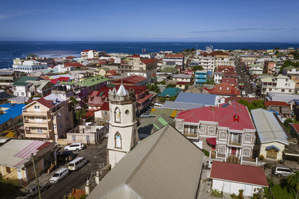 Caraïbes, Ile de la Dominique, la capitale Roseau, le Quartier français, rues du quartier central derrière le port, Bethesda Methodist Church (vue aérienne)