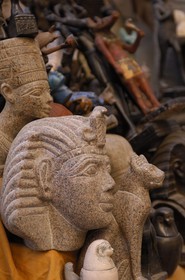 Egypte, Haute Egypte, vallée du Nil, Louxor, le souk, souvenirs pour touristes