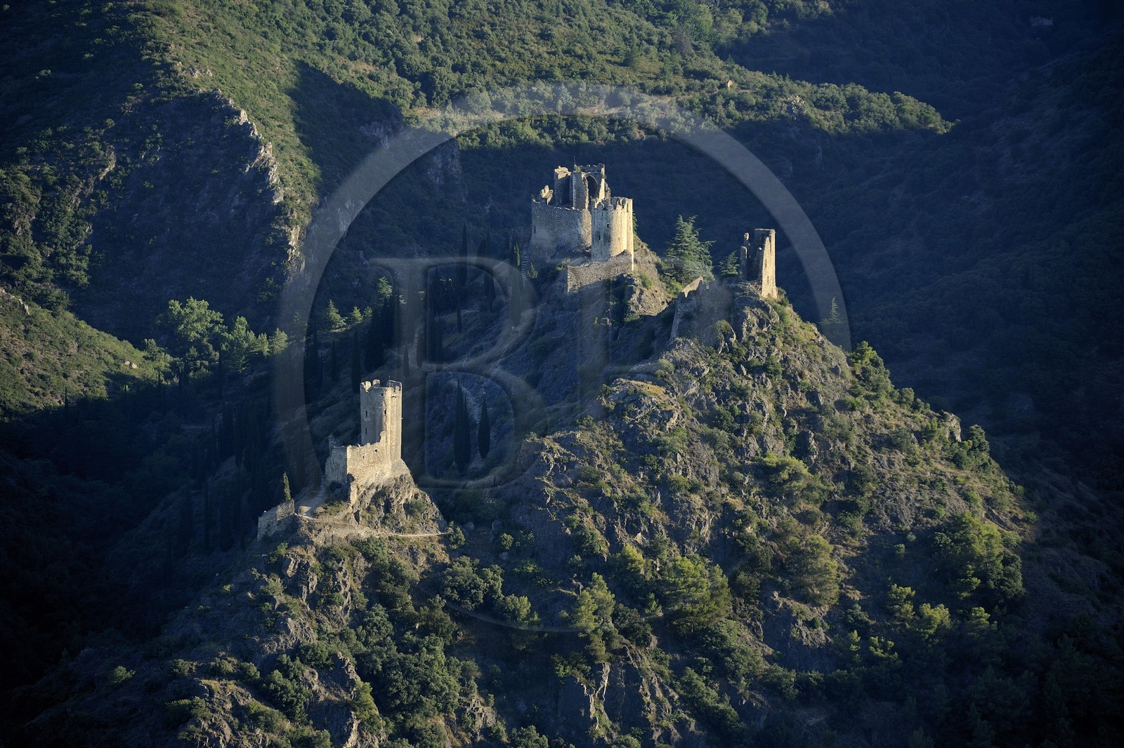France, Aude (11), les tours du château cathare de Lastours (vue aérienne)