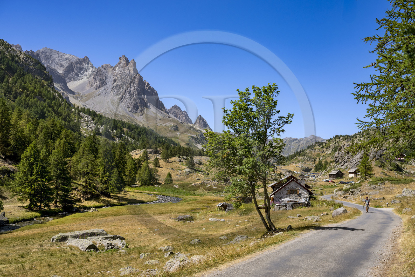 France, Hautes Alpes (05), le Briançonnais, Névache, vallée de la Clarée, hameau des chalets de Laval, le massif des Cerces en arrière-plan