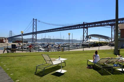 Portugal, Lisbonne, le pont du 25 de Abril sur le Tage depuis Doca de Santo Amaro