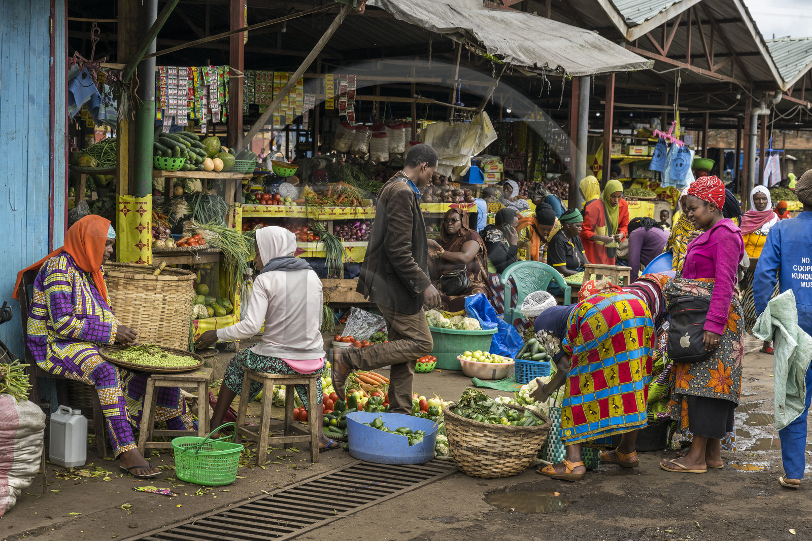 Rwanda, Province du Nord, Musanze (anciennement nommée Ruhengeri), le marché central, femmes écossant des petits pois