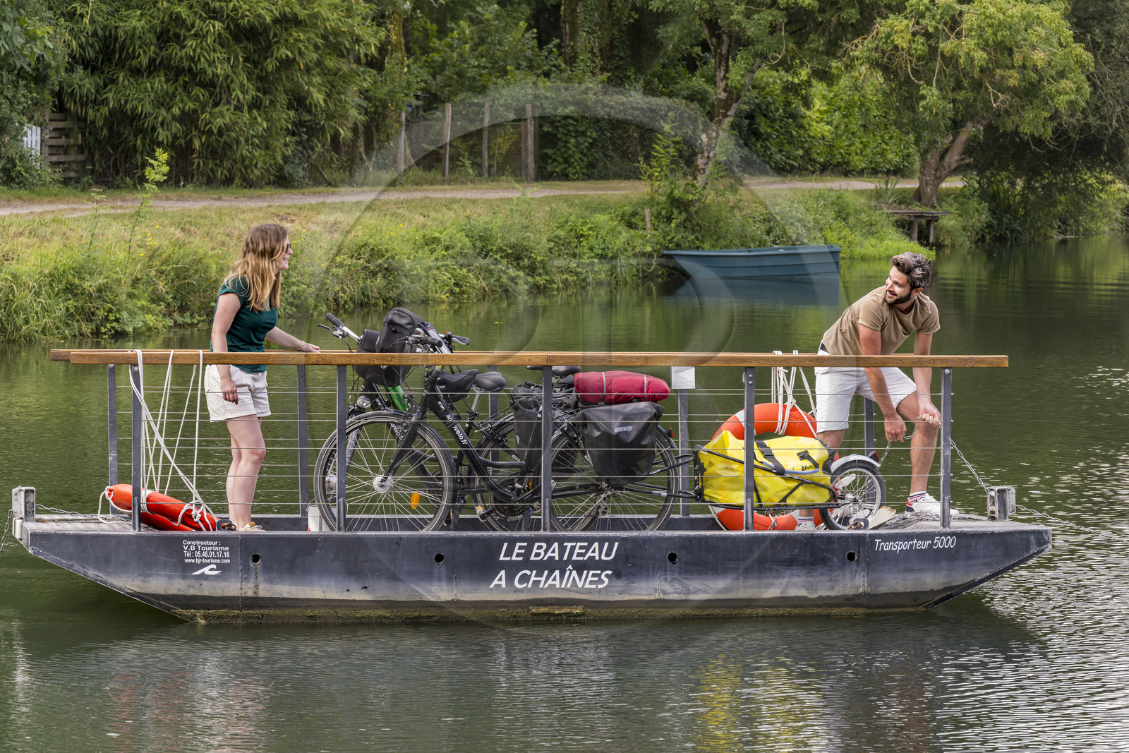 France, Deux-Sèvres (79), le Marais Poitevin, la Venise Verte, Magné, randonnée à bicyclette, passage de la Sèvre Niortaise à sur un des bateaux à chaines en libre accès